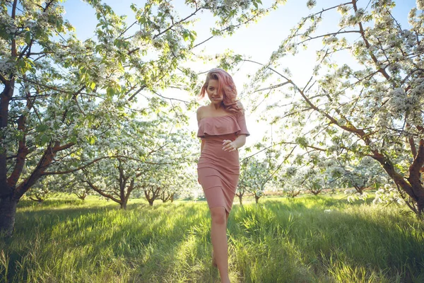 春の女。庭の春に美しくファッショナブルな女性. — ストック写真