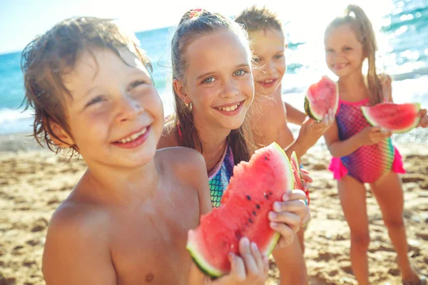 Glückliches Kind auf dem Meer mit Wassermelone — Stockfoto