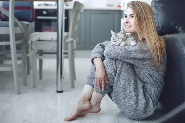 Красивая молодая женщина с милым котом отдыхает дома. — стоковое фото