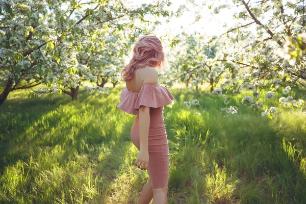 Woman in the spring. Beautiful and fashionable woman in the spring in the garden. — Stock Photo, Image