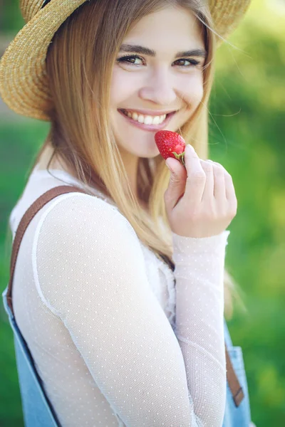 Schot van een jonge vrouw met verse aardbeien. Close-up van aantrekkelijke vrouw met aardbei. — Stockfoto