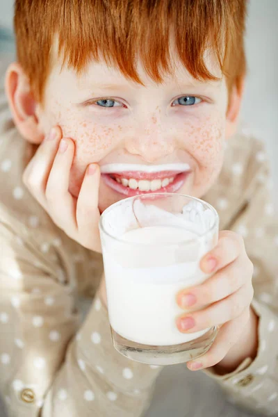 Il bambino beve kefir, il latte. Prodotti lattiero-caseari, concetto di salute. — Foto Stock