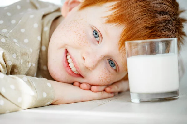 Il bambino beve kefir, il latte. Prodotti lattiero-caseari, concetto di salute. — Foto Stock