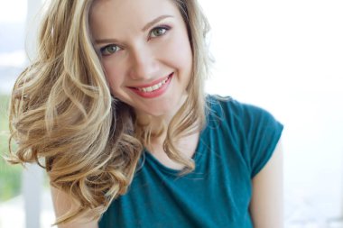  Güzel kadın yüzü. Sağlıklı cilt bakımı. Güzel kadın yüzü.