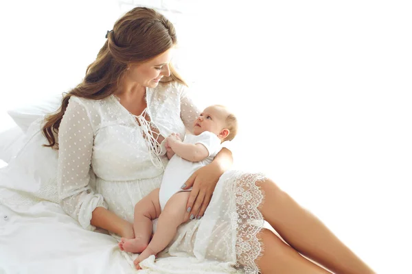 Retrato de uma bela mãe, com seu bebê de enfermagem. — Fotografia de Stock