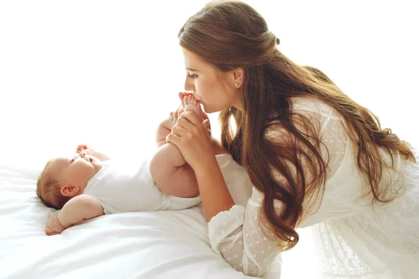 Retrato de uma bela mãe, com seu bebê de enfermagem. — Fotografia de Stock