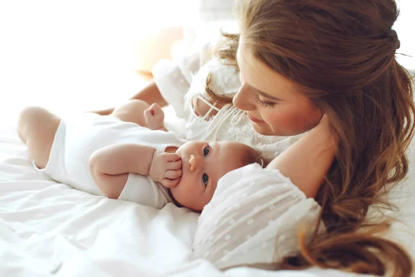 Retrato de uma bela mãe, com seu bebê de enfermagem. — Fotografia de Stock
