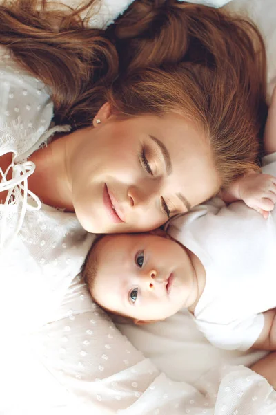 Retrato de uma bela mãe, com seu bebê de enfermagem. — Fotografia de Stock