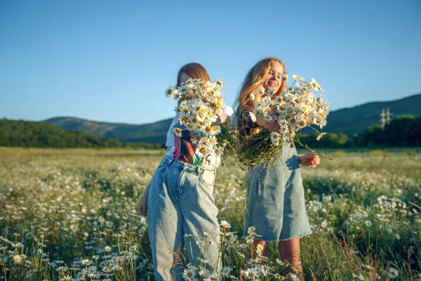 Дети с цветами на природе — стоковое фото