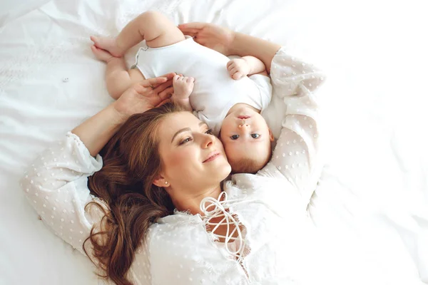 看護婦の赤ん坊を持つ美しい母親の肖像. — ストック写真