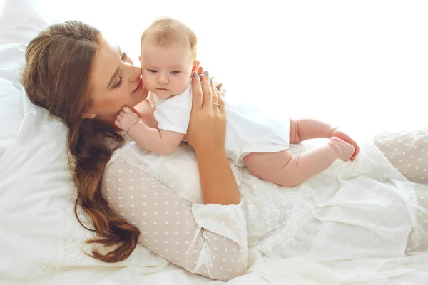 Retrato de uma bela mãe, com seu bebê de enfermagem. — Fotografia de Stock