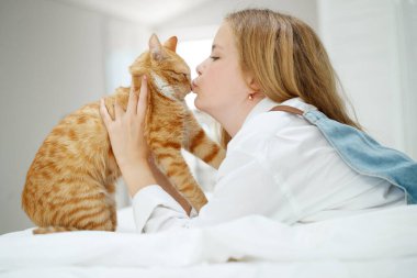 Kedili kız. Evcil hayvanı olan bir çocuk..