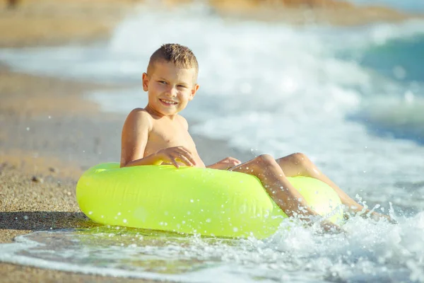 Kindermode. Kind auf See. — Stockfoto