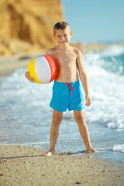 Moda infantil. Niño en el mar. —  Fotos de Stock