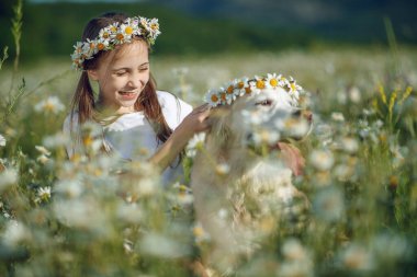 Doğada köpeği olan bir çocuk..