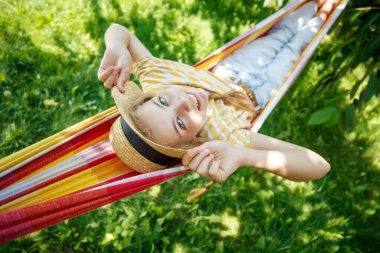 Yaz tatili. Renkli bir hamakta güzel bir kız.
