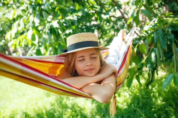 Літня відпустка - мила дівчина в барвистому гамаку — стокове фото
