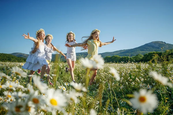 自然の中で子供。女の子たちが遊んでる. — ストック写真