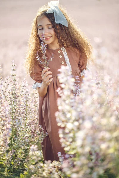 Meisje in een veld met bloemen. Zomer avond, meisje close-up in de natuur. — Stockfoto