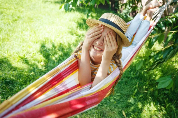 Літня відпустка - мила дівчина в барвистому гамаку — стокове фото