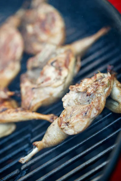 Grilled quail with corn, general serving. — Stock Photo, Image