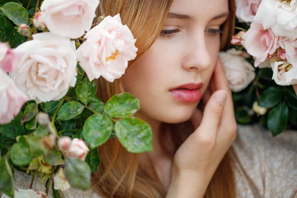 美丽的年轻女子闻起来像一朵玫瑰花 — 图库照片