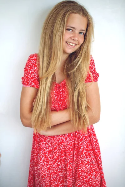 Tonårstjej. Glad tjej med fräknar som ler mot kameran. Vit bakgrund. — Stockfoto