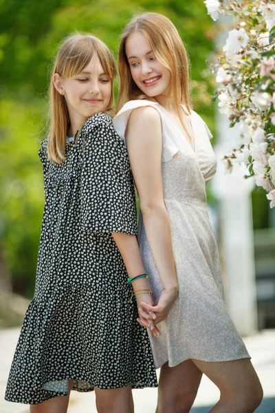 여자 친구 자매들은 자연 속에서 포옹 한다. — 스톡 사진