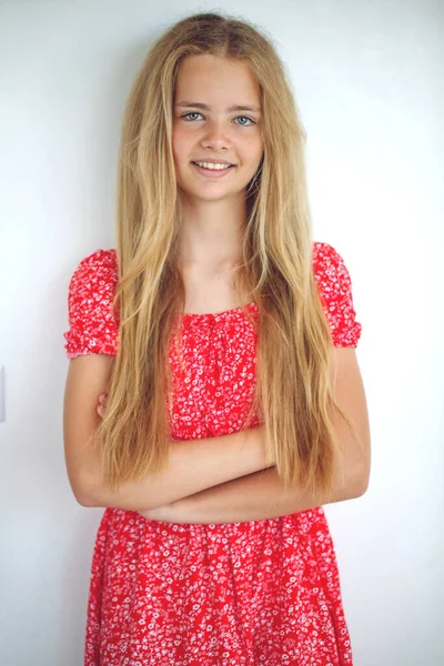 Miúda adolescente. Menina feliz com sardas sorrindo olhando para a câmera. Fundo branco. — Fotografia de Stock