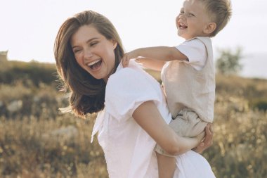 Doğada çocuklu bir anne..