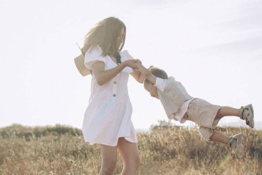 Doğada çocuklu bir anne..