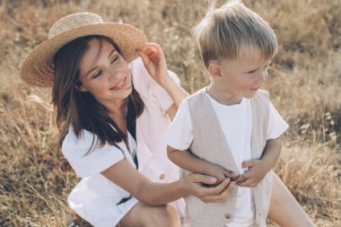 Doğada çocuklu bir anne..