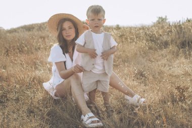 Doğada çocuklu bir anne..