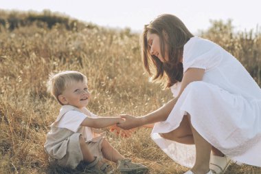 Doğada çocuklu bir anne..