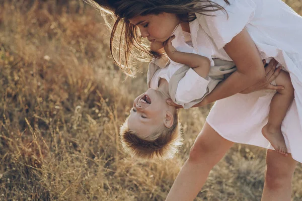 Doğada çocuklu bir anne.. — Stok fotoğraf