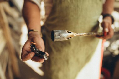 Bir erkek katılımcı atölyede çalışıyor..