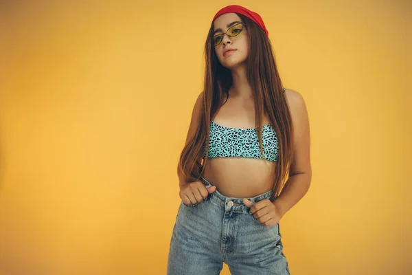 A adolescente está na moda. Menina posando no estúdio. — Fotografia de Stock