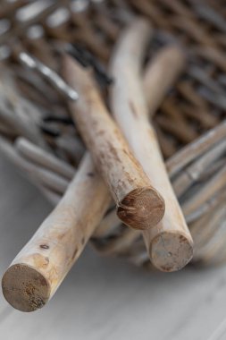 El yapımı kıyafetler için ahşap askılar.