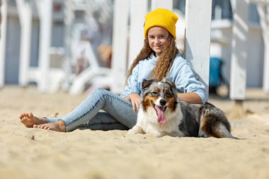 Doğada köpeği olan bir çocuk..