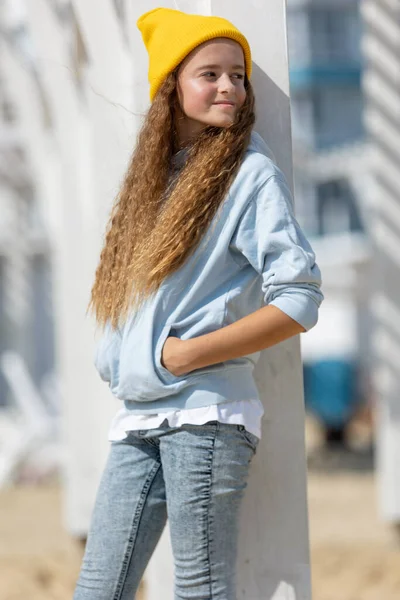 Moda de outono de crianças. A menina está na moda vestida no outono na natureza. — Fotografia de Stock