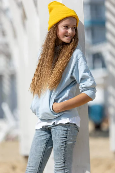 Moda Outono Crianças Menina Está Elegantemente Vestida Outono Natureza Foto — Fotografia de Stock