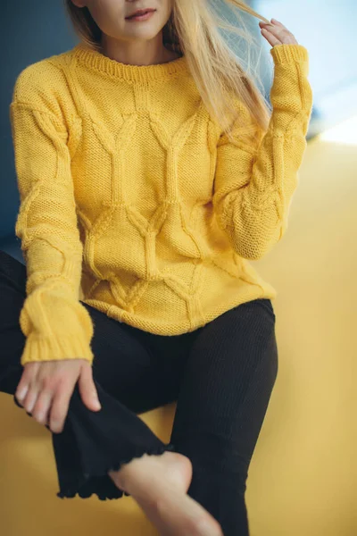 Mujer en suéter en el estudio. — Foto de Stock