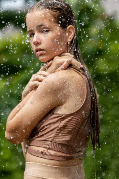 Девушка Дождем Молодая Красивая Девушка Брызгами Воды Высокое Качество Фото — стоковое фото