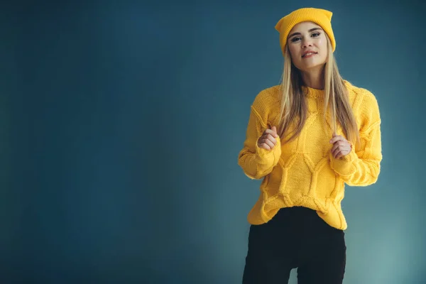 Donna con un cappello invernale in studio. — Foto Stock