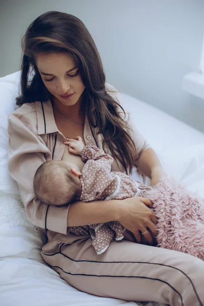 La femme allaite le bébé. Jeune maman nourrit le bébé. — Photo