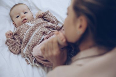 Bebekli kadın. Güzel bir anne ve bir bebek.