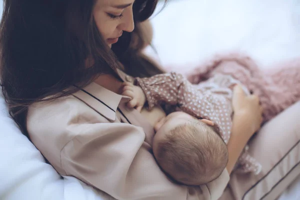 La femme allaite le bébé. Jeune maman nourrit le bébé. — Photo