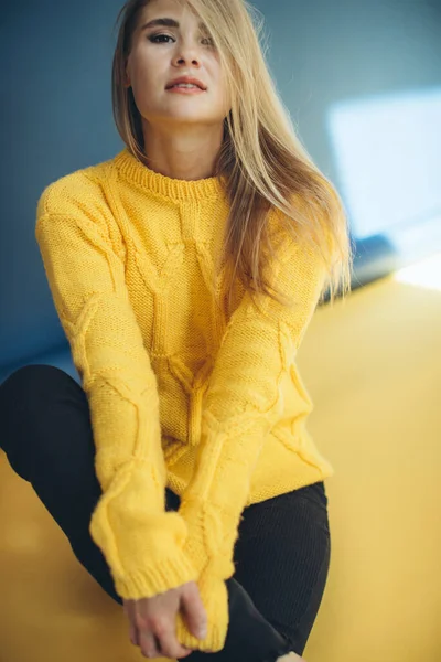 Woman in a sweater in the studio. — Stock Photo, Image