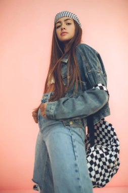 Modaya uygun bir lise öğrencisi. Liseli kız..