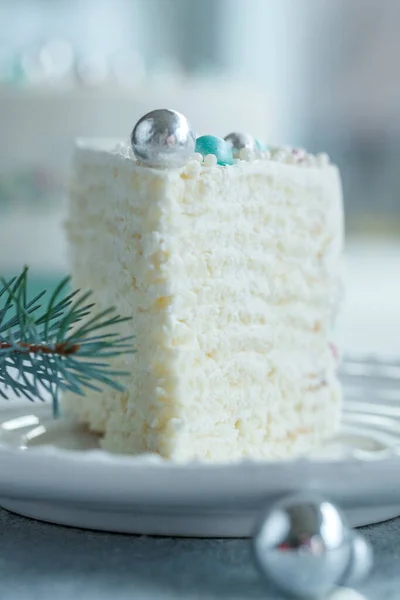 Świąteczne ciasto. Pyszny kawałek tortu urodzinowego. — Zdjęcie stockowe
